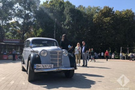 В парке Горького прошел фестиваль ретро-автомобилей и старинных вещей