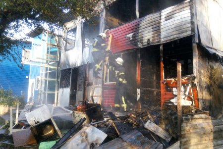 Масштабный пожар в Черноморке: утром на причале сгорели рыбацкие домики (фото, обновлено)