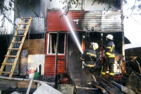 Масштабный пожар в Черноморке: утром на причале сгорели рыбацкие домики (фото, обновлено)