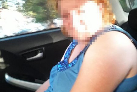 На Черемушках пьяная женщина лежала под скамейкой, пока ее голодный сын просил есть (фото)