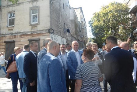 Современное освещение, удобные скамейки и арт-объекты: открыта первая очередь бульвара Жванецкого (фото, видео)