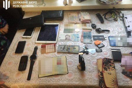 Отправятся под суд двое полицейских и их сообщники, которые инсценировали задержание и присвоили почти 20 тысяч евро (фото)