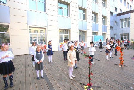 В одесском лицее № 81 стартовал ежегодный осенний бал (фото)