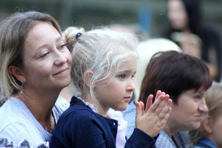 В одесском лицее № 81 стартовал ежегодный осенний бал (фото)