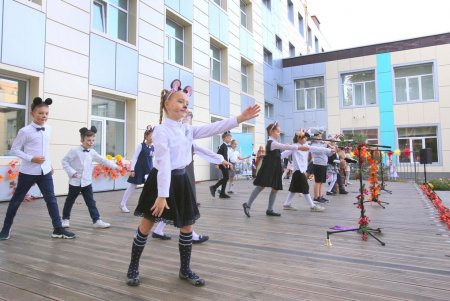 В одесском лицее № 81 стартовал ежегодный осенний бал (фото)