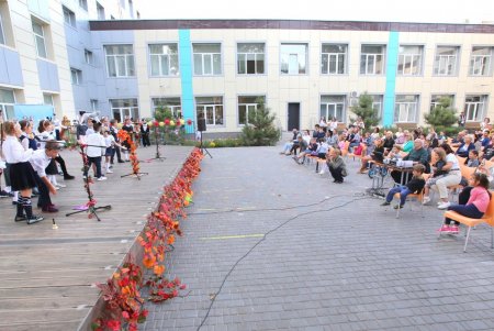 В одесском лицее № 81 стартовал ежегодный осенний бал (фото)