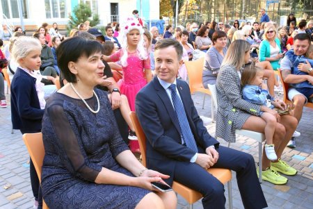 В одесском лицее № 81 стартовал ежегодный осенний бал (фото)