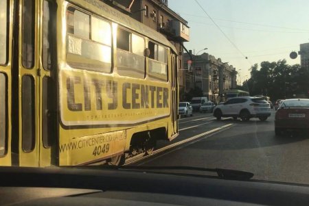 Из-за мелкой аварии на Тираспольской движение трамваев остановилось (фото)