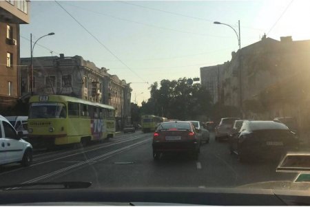 Из-за мелкой аварии на Тираспольской движение трамваев остановилось (фото)