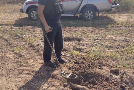 За один день в Беляевском районе местные жители нашли в поле три артиллерийских снаряда военных времен (фото)