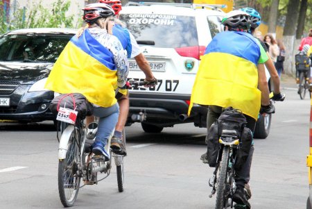 Сто километров по Поясу Славы: в парке Шевченко стартовали пеший переход и велоралли (фоторепортаж)
