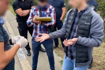 Служащий Гоструда в Одесской области требовал пять тысяч долларов взятки от представителя АЗС (фото)