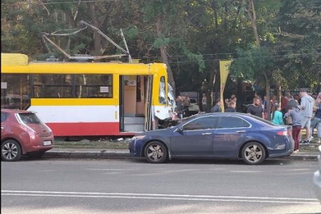 На Фонтане трамвай врезался в столб: движение горэлектротранспорта парализовано (фото)