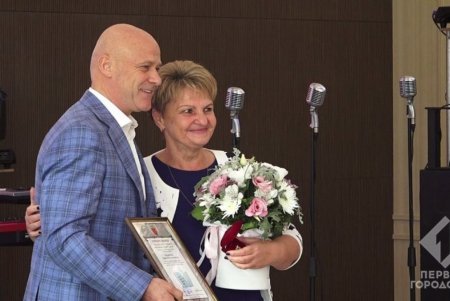 12 учителей наградили медалями и званием «Лучшего учителя года» (фото)
