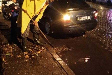 Очистили ливневки и обочины дорог: коммунальщики оперативно ликвидировали последствия дождя (фото)