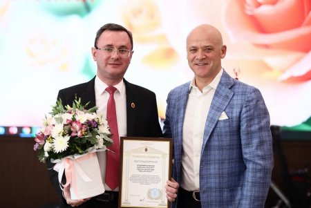 День учителя: одесским педагогам вручили почетные награды (фоторепортаж)