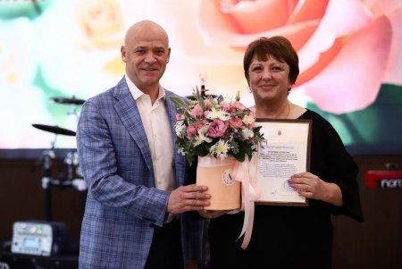 День учителя: одесским педагогам вручили почетные награды (фоторепортаж)