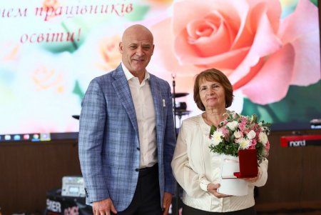 День учителя: одесским педагогам вручили почетные награды (фоторепортаж)