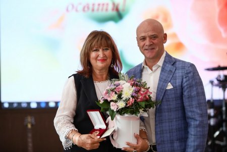 День учителя: одесским педагогам вручили почетные награды (фоторепортаж)