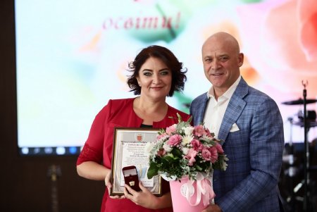 День учителя: одесским педагогам вручили почетные награды (фоторепортаж)