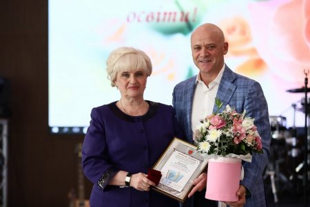 День учителя: одесским педагогам вручили почетные награды (фоторепортаж)
