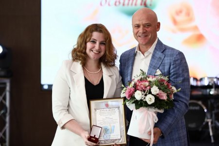 День учителя: одесским педагогам вручили почетные награды (фоторепортаж)