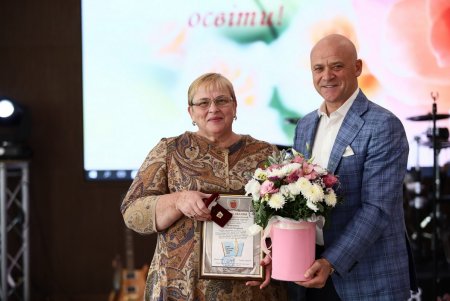 День учителя: одесским педагогам вручили почетные награды (фоторепортаж)