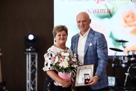 День учителя: одесским педагогам вручили почетные награды (фоторепортаж)