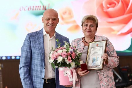 День учителя: одесским педагогам вручили почетные награды (фоторепортаж)