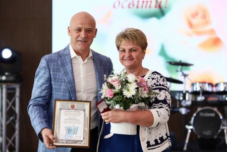 День учителя: одесским педагогам вручили почетные награды (фоторепортаж)