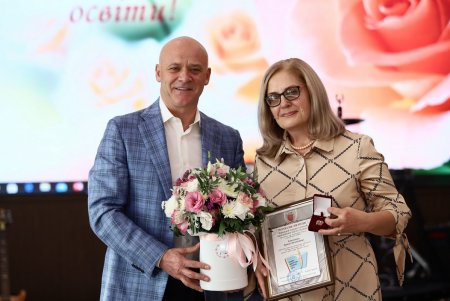 День учителя: одесским педагогам вручили почетные награды (фоторепортаж)