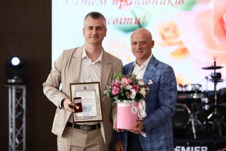 День учителя: одесским педагогам вручили почетные награды (фоторепортаж)