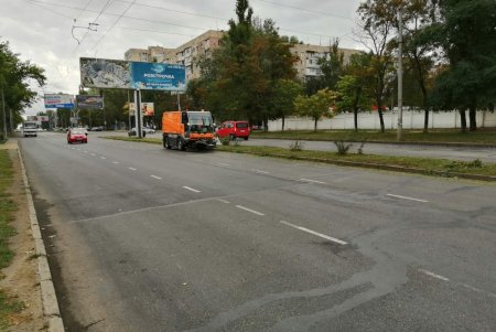 На въездах в город коммунальщики убрали мусор и очистили дождеприемники (фото)