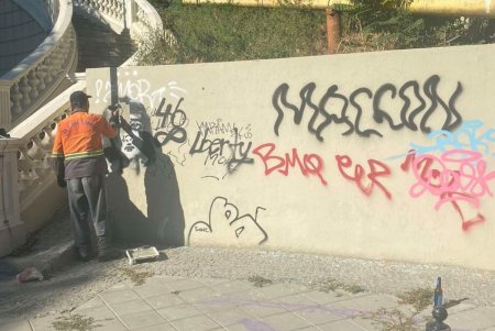 На въездах в город коммунальщики убрали мусор и очистили дождеприемники (фото)