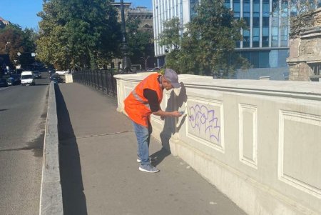 На въездах в город коммунальщики убрали мусор и очистили дождеприемники (фото)