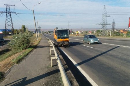 На въездах в город коммунальщики убрали мусор и очистили дождеприемники (фото)