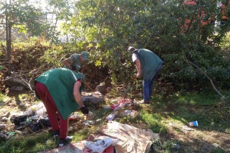 На въездах в город коммунальщики убрали мусор и очистили дождеприемники (фото)