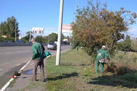 На въездах в город коммунальщики убрали мусор и очистили дождеприемники (фото)