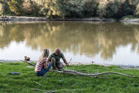 Одесский каякер проплыл 20 км до Черного моря на лодке из мусора и бутылок (фото)