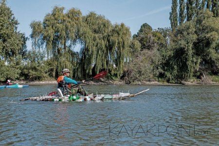 Одесский каякер проплыл 20 км до Черного моря на лодке из мусора и бутылок (фото)