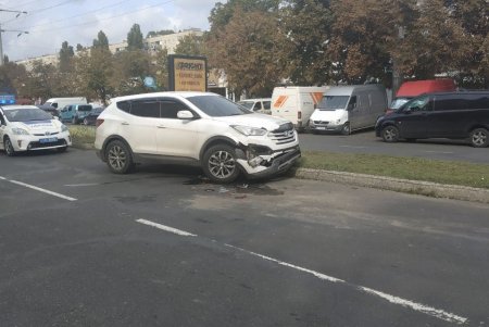 На проспекте Глушко столкнулись две иномарки: одну из них отбросило в дерево (фото)