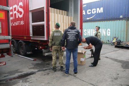 Перекрыт крупный международный канал контрабанды сигарет: в Одесском порту изъяли более двух миллионов пачек (фото, видео)