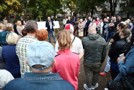 Жителям домов на Марсельской и Крымской представили проект благоустройства дворов (фото)