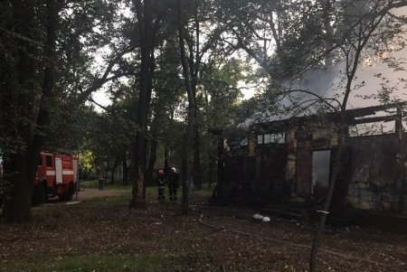 Горящее заброшенное здание в Преображенском парке тушили дюжина спасателей (фото)