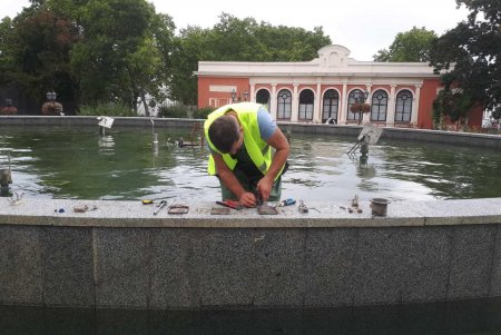 Вандалы выломали форсунку и повредили трубопровод фонтана на Театральной площади (фото)