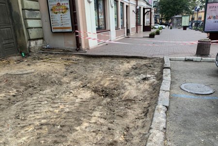 С новым покрытием и тактильной плиткой: возле театра Юного зрителя делают тротуар (фото)