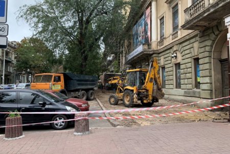 С новым покрытием и тактильной плиткой: возле театра Юного зрителя делают тротуар (фото)