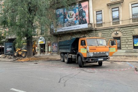 С новым покрытием и тактильной плиткой: возле театра Юного зрителя делают тротуар (фото)
