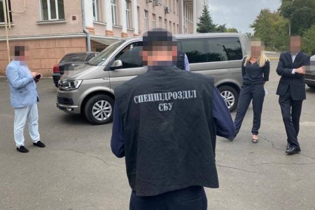Более 6 тыс. долларов за аренду земли вымогали у коммерсантов руководители Таировского поссовета (фото)