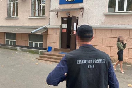 Более 6 тыс. долларов за аренду земли вымогали у коммерсантов руководители Таировского поссовета (фото)